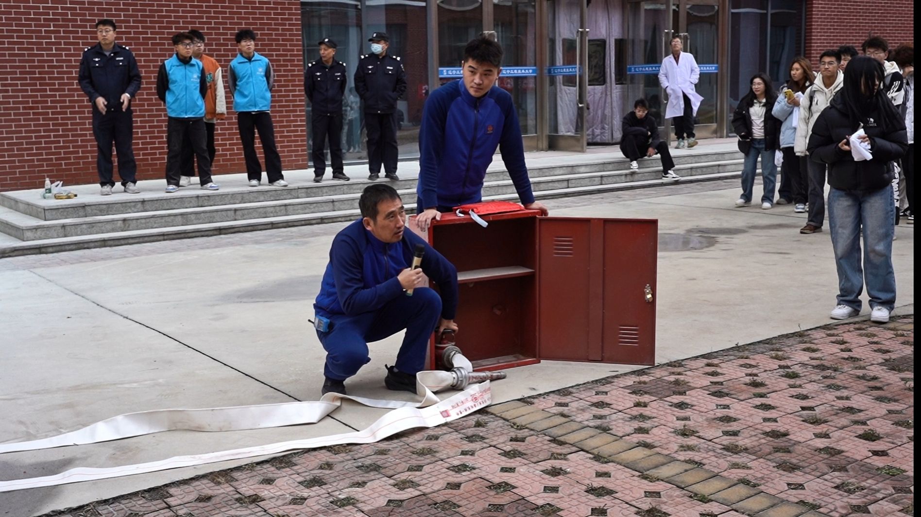 消防战士演示消防栓连接方法 消防战士演示消防栓连接方法