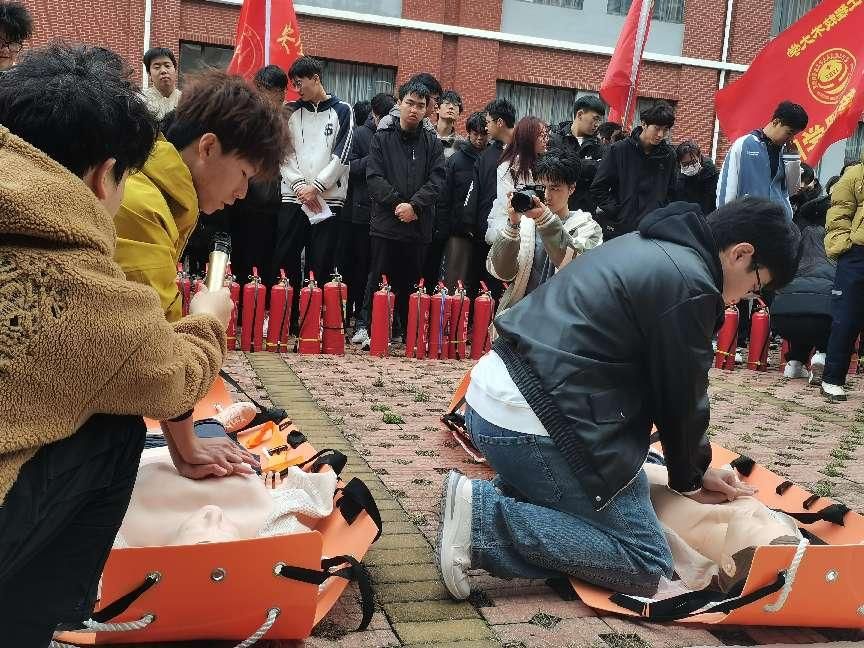 应急协会演示心肺复苏 应急协会演示心肺复苏