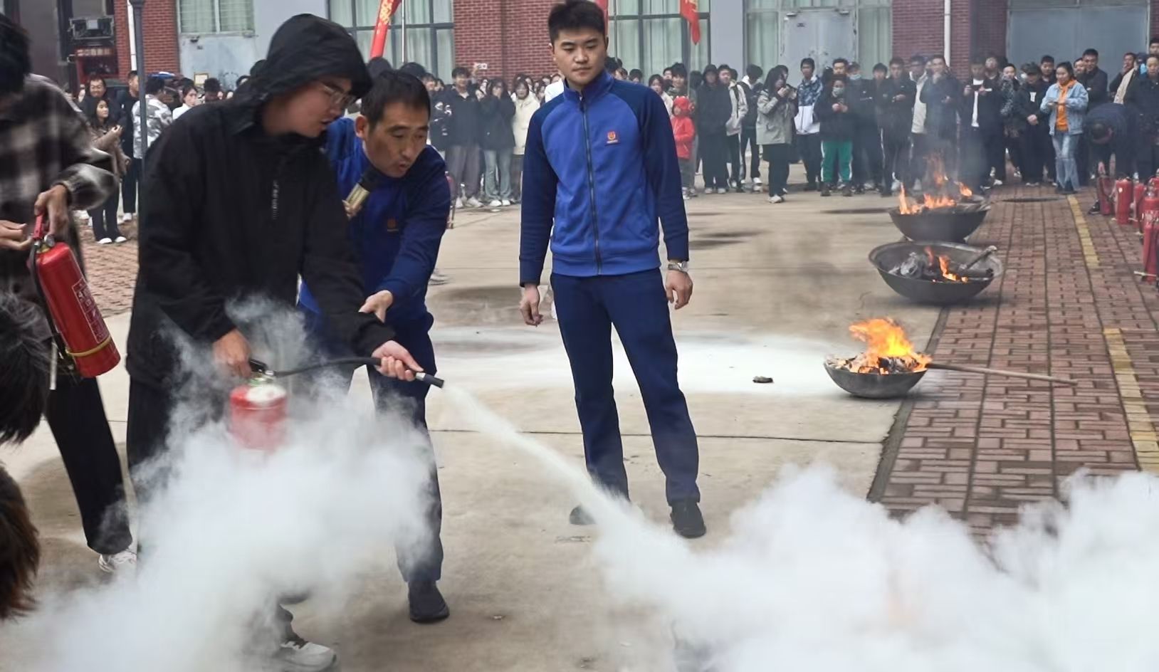 消防战士指导学生灭火器的使用方法 消防战士指导学生灭火器的使用方法